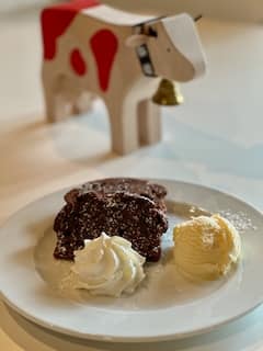 チョコレートケーキ
バニラアイス添え